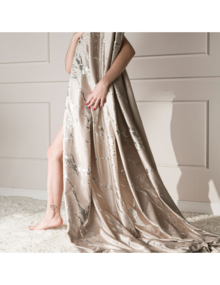 MARMA Zasłona gotowa na taśmie, szerokość 140cm x wysokość 250cm, kolor 015 ciemny kremowy ze srebrnym nadrukiem na VELVI 